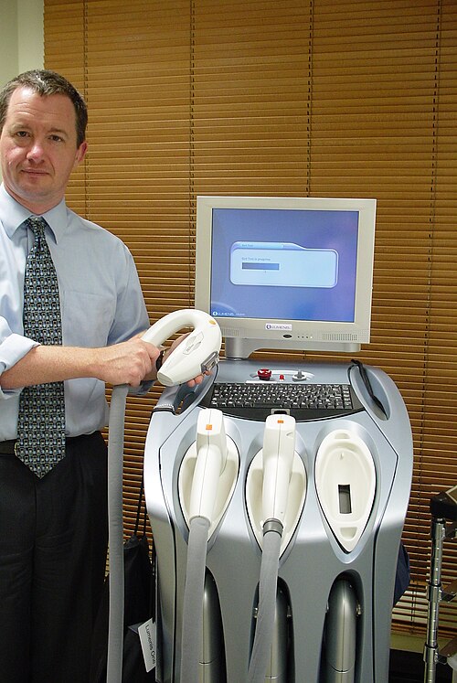 Intense pulsed light device used for dry eye therapy